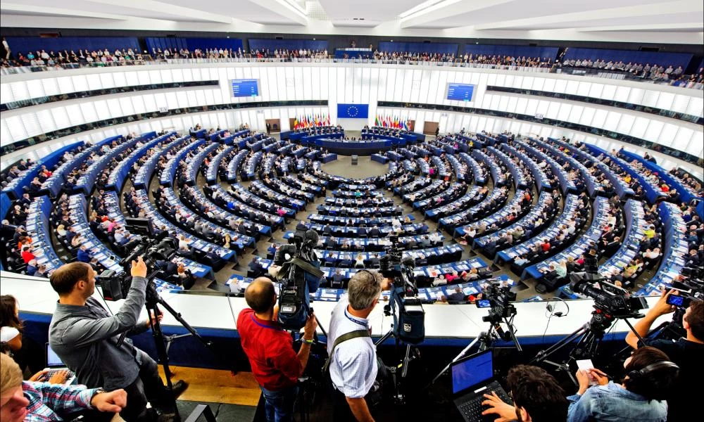 Η ΕΕ παρέτεινε για έξι μήνες τις οικονομικές κυρώσεις κατά της Ρωσίας